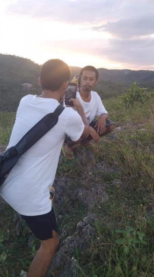 หนุ่มโพสต์ท่าหล่อ ให้เพื่อนถ่ายรูปให้ คิดว่ารูปที่ออกมา ต้องดูดีแน่ๆ