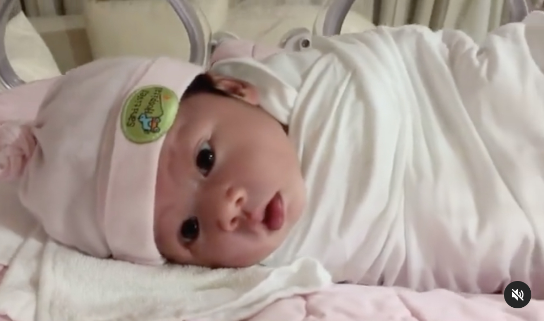 นาตาลี อวดโฉมลูกสาว น้องนาตาชา สุดน่ารัก ในโรงพยาบาล หลังคลอดได้ 19 วัน