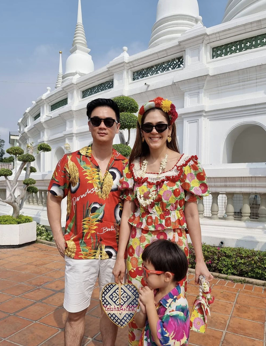 ชมพู่-น็อต พาลูกชายฝาแฝดเข้าวัดทำบุญในวันสงกรานต์ แอบดักคอคนดราม่า น้องพายุ หายไปจากเฟรม
