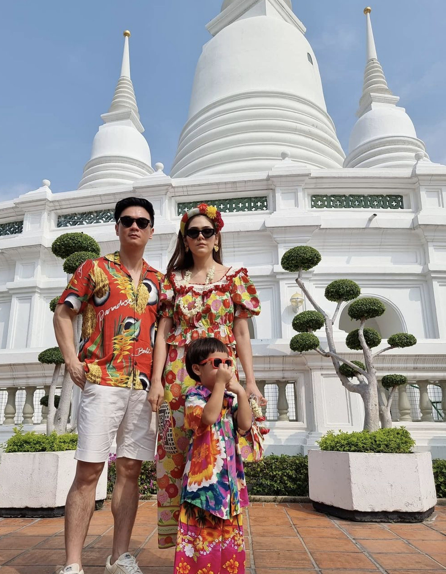 ชมพู่-น็อต พาลูกชายฝาแฝดเข้าวัดทำบุญในวันสงกรานต์ แอบดักคอคนดราม่า น้องพายุ หายไปจากเฟรม