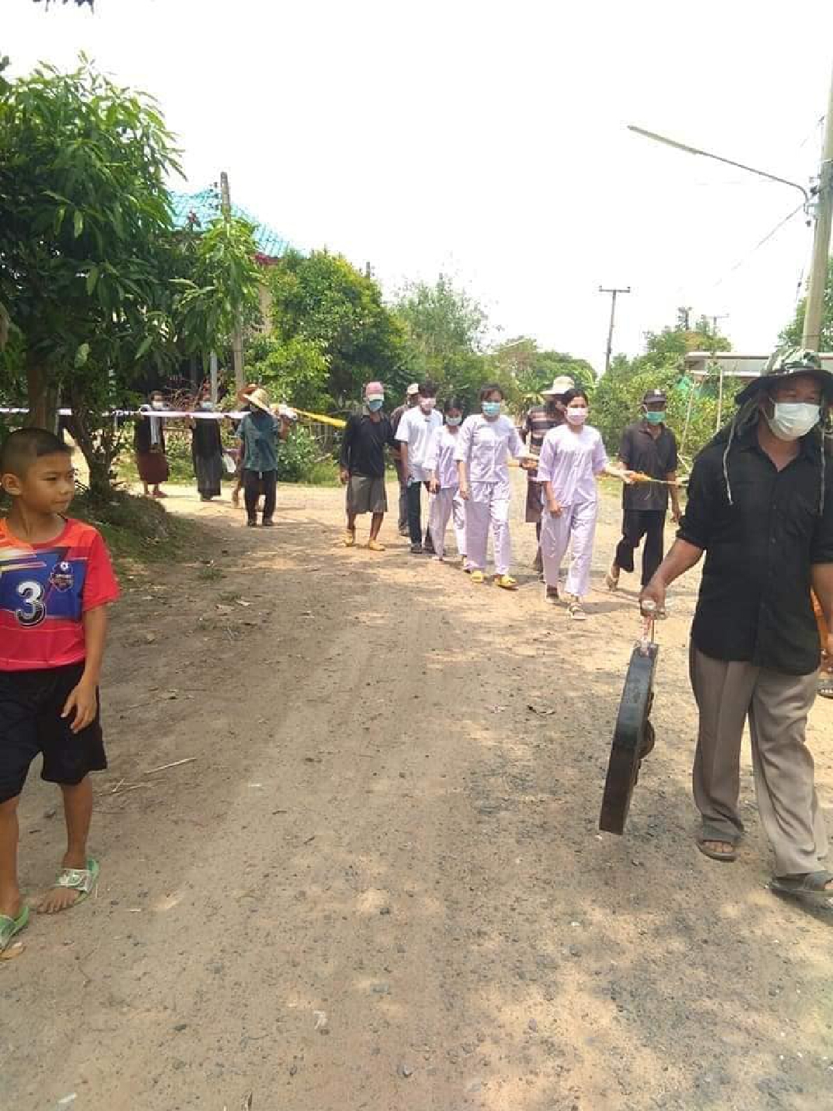 สาวศรีสะเกษ ดับไปกว่า 5 วันร่างกายไม่เน่า ญาติเปิดโลง เห็นหน้าตายังสวยเหมือนปกติ ตัดสินใจไม่เผา ล่าสุดหมอปลาลงพื้นที่พิสูจน์ความจริง บอกที่เห็นแลบลิ้นปลิ้นตาตอนใกล้ตาย ไม่ใช่ปอบ แต่เพราะหายใจไม่ออก