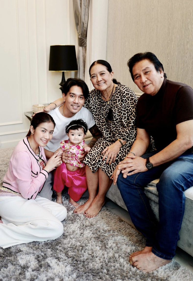 ใบเตย-ดีเจแมน พาลูกสาว น้องเวทมนต์ ไปกราบขอพร คุณปู่-คุณย่า ในวันสงกรานต์