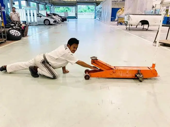 พนง.ไอเดียบรรเจิด จัดโชว์ให้ลูกค้าดู ระหว่างรอเอารถไปซ่อมที่ศูนย์