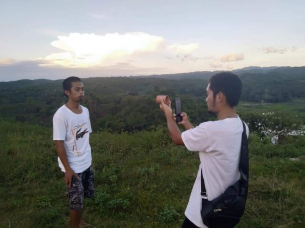 หนุ่มโพสต์ท่าหล่อ ให้เพื่อนถ่ายรูปให้ คิดว่ารูปที่ออกมา ต้องดูดีแน่ๆ