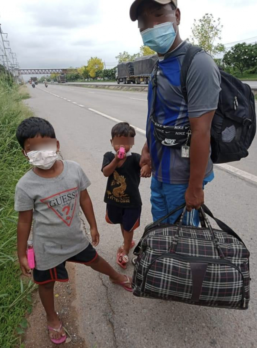 สาวสุดเห็นใจ ขับรถผ่านเจอ 3 คนพ่อลูก เดินเท้ากลับบ้าน แปลกใจไม่ยอมขึ้นรถ