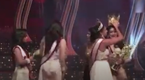 มิสซิสเวิลด์ เดินไปถอดมงกุฎมิสซิสศรีลังกาคาเวที อ้างหล่อนไม่สมมง