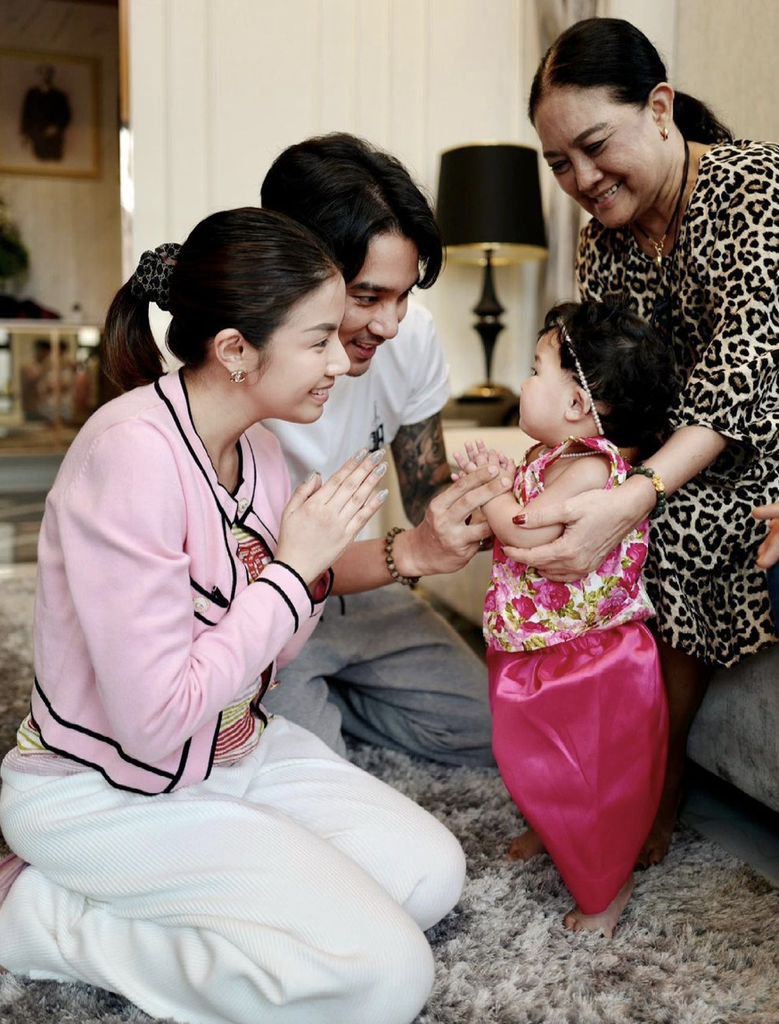 ใบเตย-ดีเจแมน พาลูกสาว น้องเวทมนต์ ไปกราบขอพร คุณปู่-คุณย่า ในวันสงกรานต์