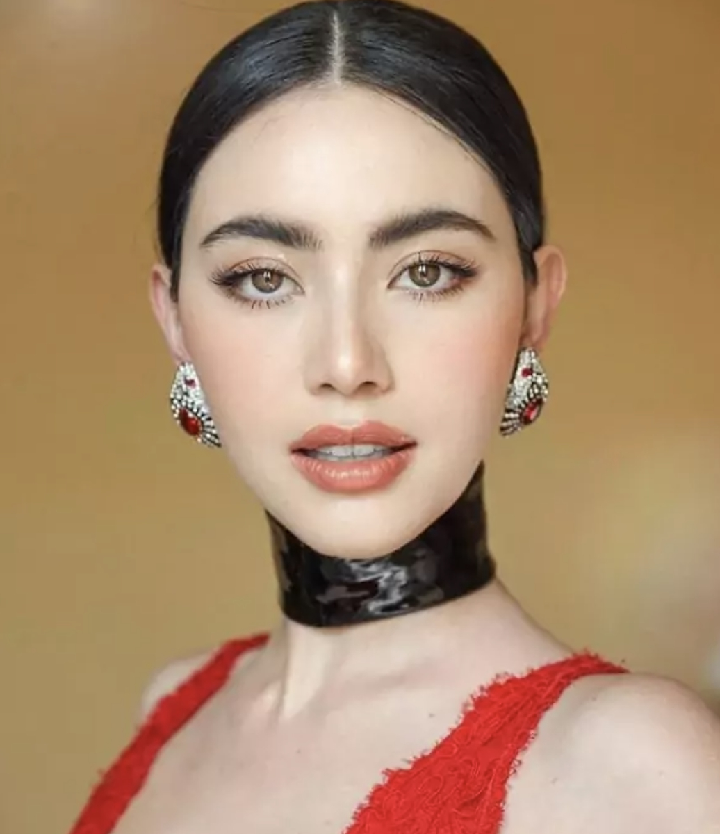 บล็อกเกอร์สาวจีน ใช้เมคอัพขั้นเทพ แปลงโฉมเป็น ใหม่ ดาวิกา ราวกับคนเดียวกัน