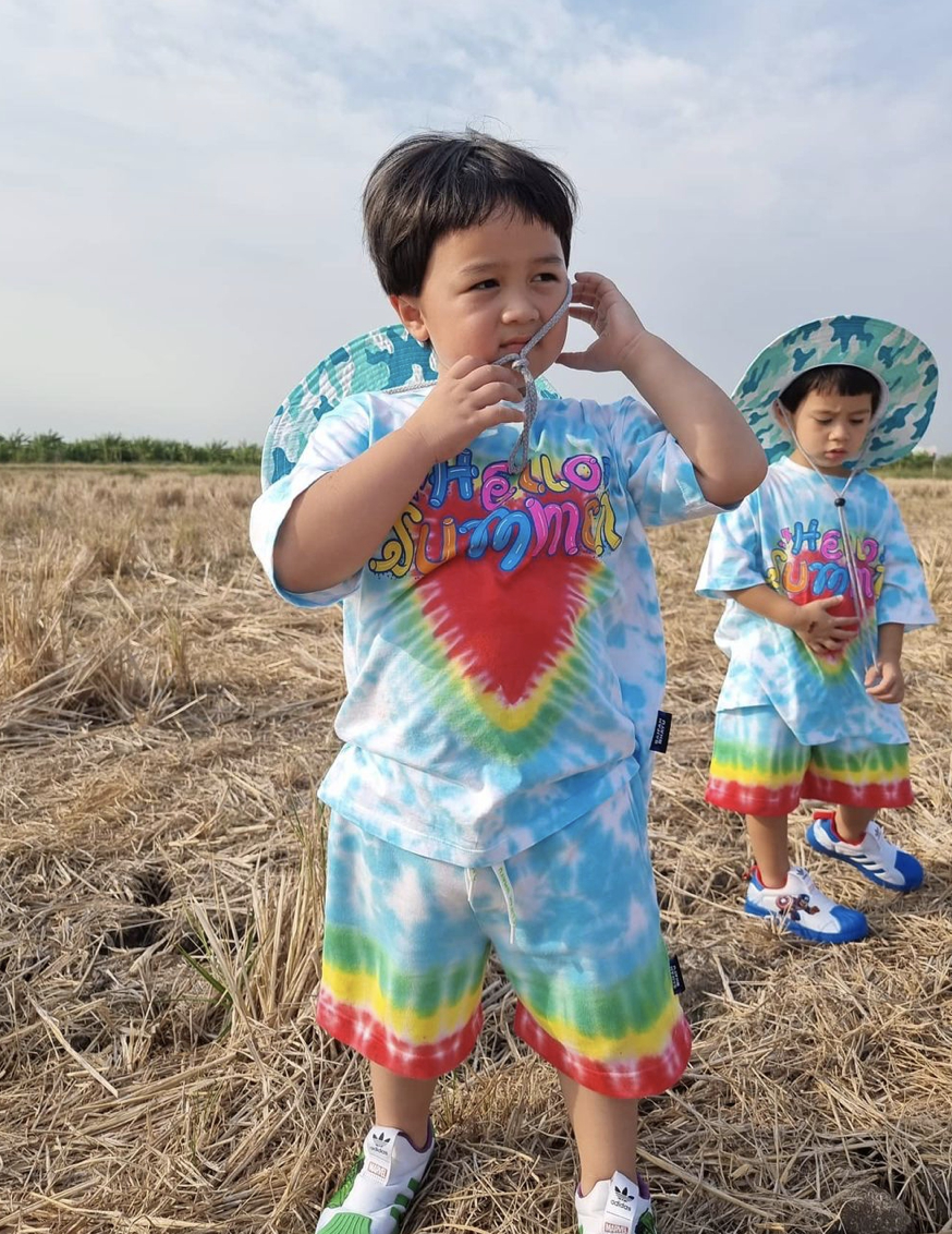 พ่อน็อต-แม่ชมพู่ จูงมือทายาทฝาแฝด น้องสายฟ้า-น้องพายุ ทำบุญไถ่ชีวิตโคกระบือ