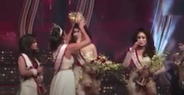 มิสซิสเวิลด์ เดินไปถอดมงกุฎมิสซิสศรีลังกาคาเวที อ้างหล่อนไม่สมมง