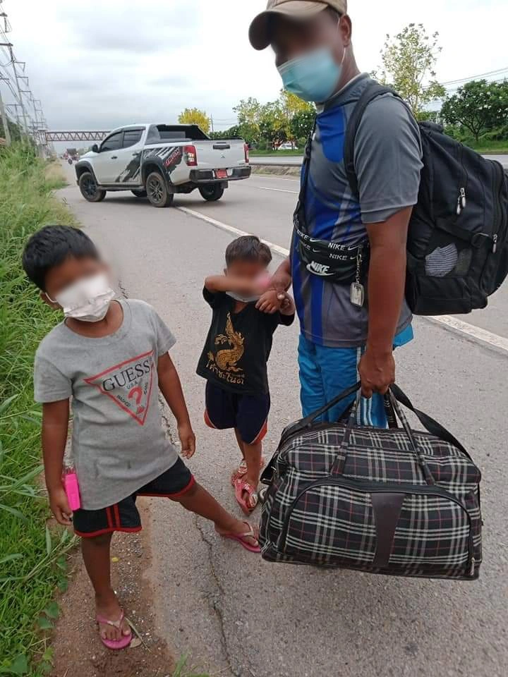 สุดลำบาก 3 พ่อลูกกระเตงเดินเท้าจาก ระยอง กลับบ้านอุดรฯ ไม่ขึ้นรถ