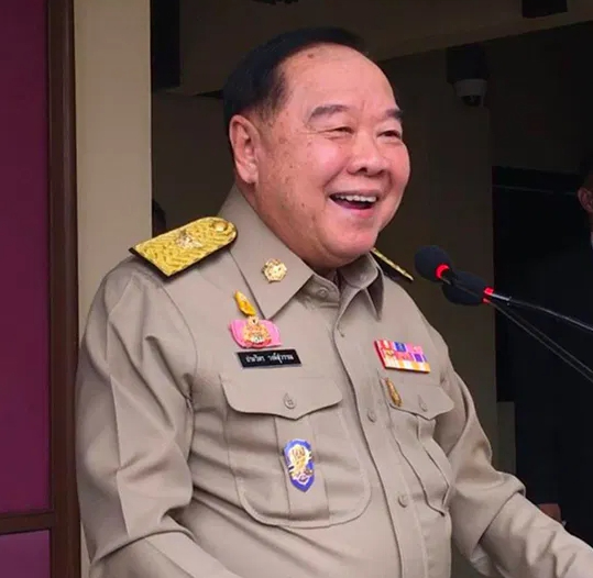 บิ๊กป้อมสายเปย์ แจกขันพลาสติก 2 แสนใบ เนื่องในวันสงกรานต์ เพื่อเป็นของที่ระลึก