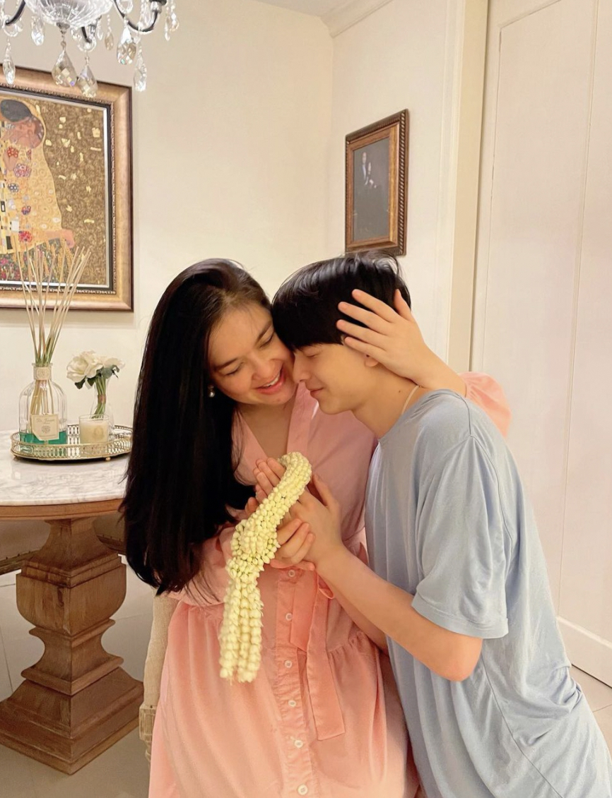 น้องอชิ สั่งพวงมาลัยเซอร์ไพรส์ แม่โบ ชญาดา กลางดึก ในวันปีใหม่ไทย