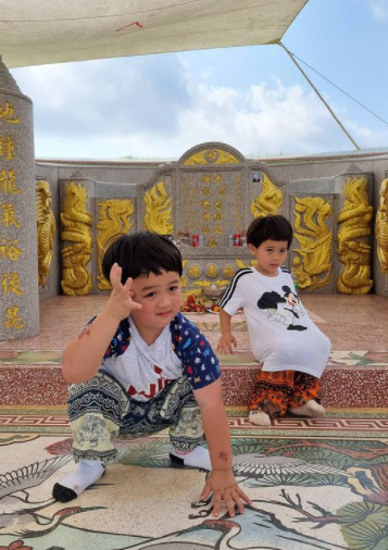 น็อต วิศรุต พา ชมพู่ อารยา และลูกแฝด น้องสายฟ้า-น้องพายุ ไปไหว้บรรพบุรุษ ฮวงซุ้ยยิ่งใหญ่สมกับเป็นตระกูลหมื่นล้าน