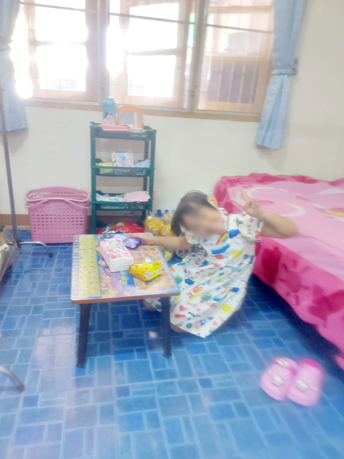 หนูน้อยวัย 6 ขวบ ยอมกักตัวเองอยู่เพียงลำพัง หลังเดินทางมาจากพื้นที่สีแดง