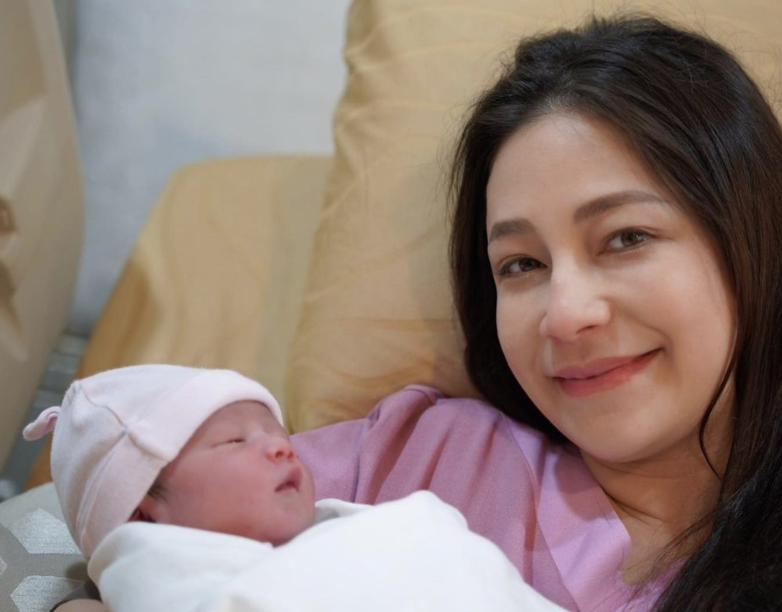 ฟลุค เกริกพล โอบอุ้มลูกสาว น้องนาตาชา ไว้ในอ้อมกอด เปรียบเป็นรักแรกพบของพ่อ