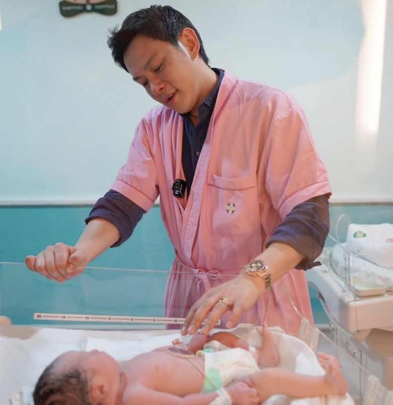ฟลุค เกริกพล โอบอุ้มลูกสาว น้องนาตาชา ไว้ในอ้อมกอด เปรียบเป็นรักแรกพบของพ่อ