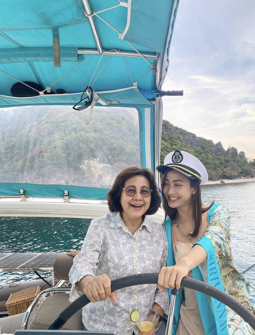 แต้ว ณฐพร ทำหน้าที่ลูกที่ดี พาคุณแม่ไปเที่ยวทะเล พร้อมฝากรอยยิ้มส่งถึงคนบนฟ้า
