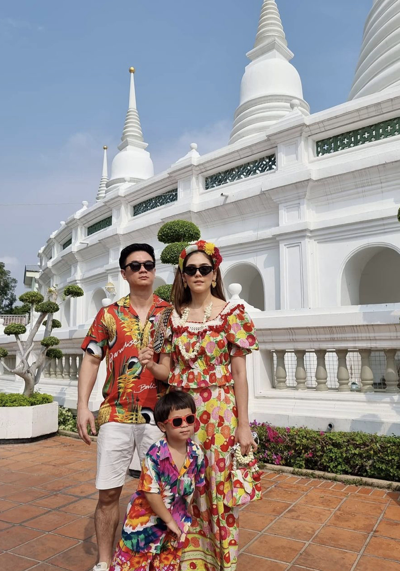 ชมพู่-น็อต พาลูกชายฝาแฝดเข้าวัดทำบุญในวันสงกรานต์ แอบดักคอคนดราม่า น้องพายุ หายไปจากเฟรม