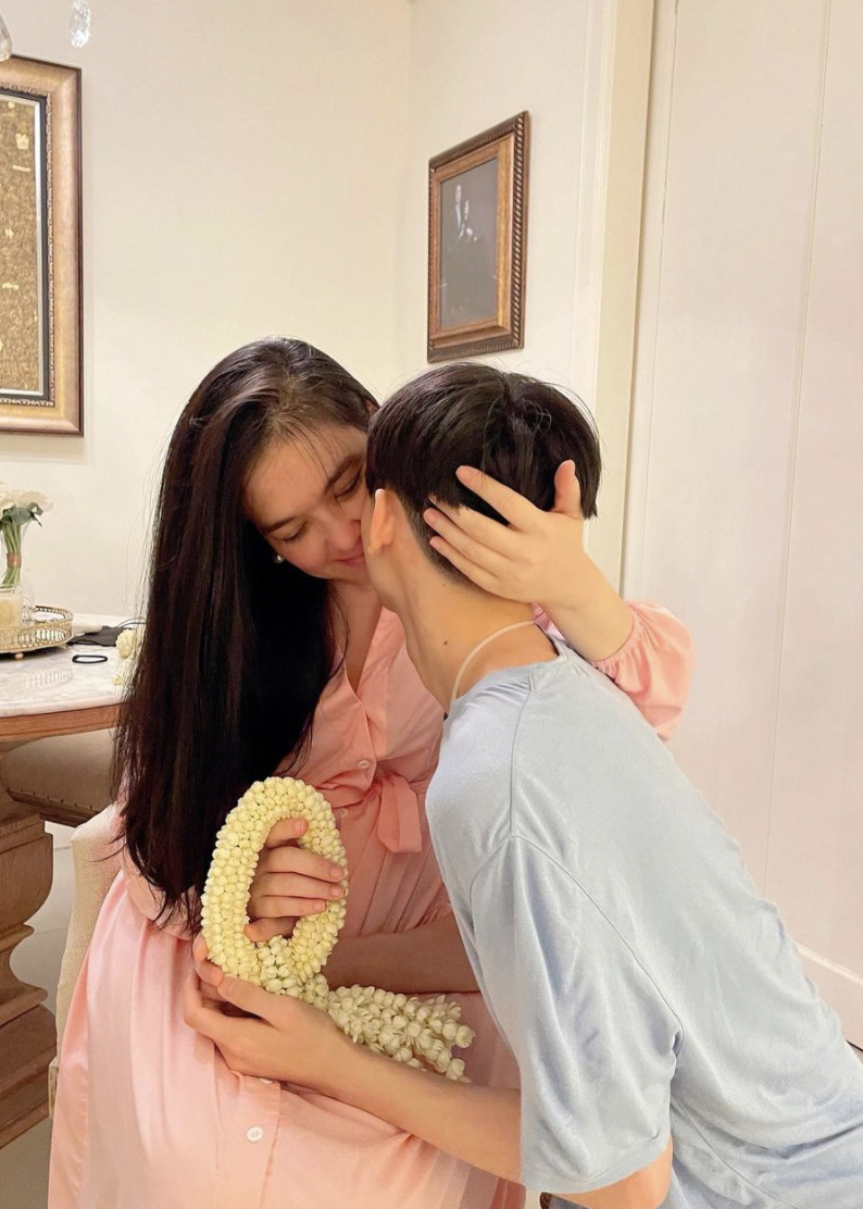 น้องอชิ สั่งพวงมาลัยเซอร์ไพรส์ แม่โบ ชญาดา กลางดึก ในวันปีใหม่ไทย