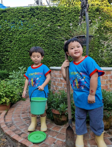 น็อต วิศรุต พา ชมพู่ อารยา และลูกแฝด น้องสายฟ้า-น้องพายุ ไปไหว้บรรพบุรุษ ฮวงซุ้ยยิ่งใหญ่สมกับเป็นตระกูลหมื่นล้าน