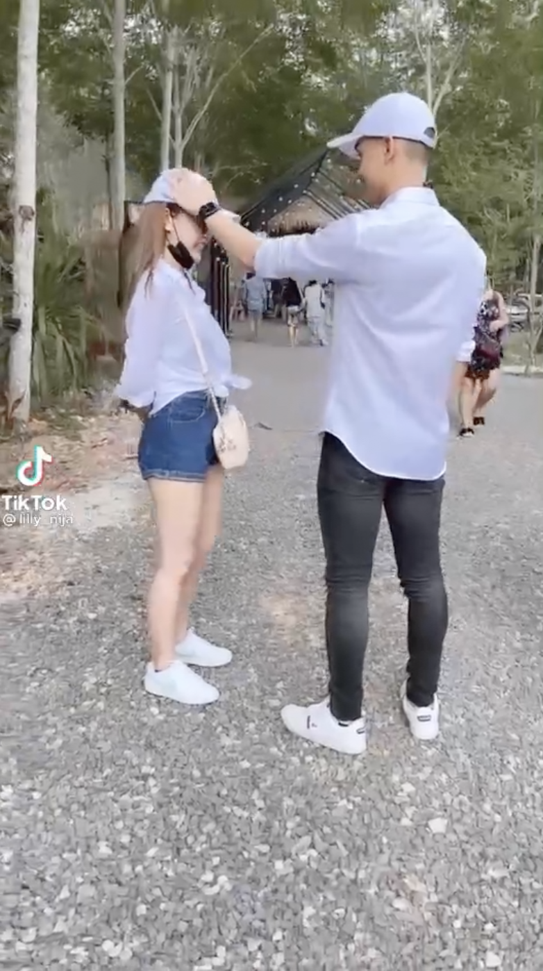 ลิลลี่ แอบถ่ายชีนหวานพี่สาว เจนนี่ตำรวจหนุ่มหล่อ ยืนมองตาลูบหัว