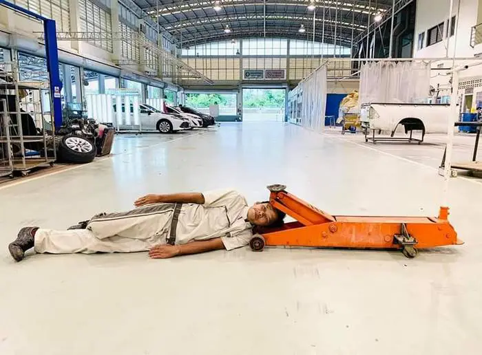 พนง.ไอเดียบรรเจิด จัดโชว์ให้ลูกค้าดู ระหว่างรอเอารถไปซ่อมที่ศูนย์