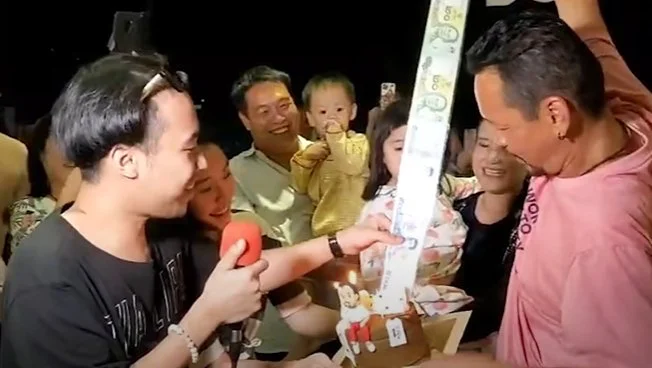 ลูกๆจัดเซอร์ไพรส์ วันเกิดให้ เท่ง เถิดเทิง มอบเค้กของขวัญให้เฉียดแสน
