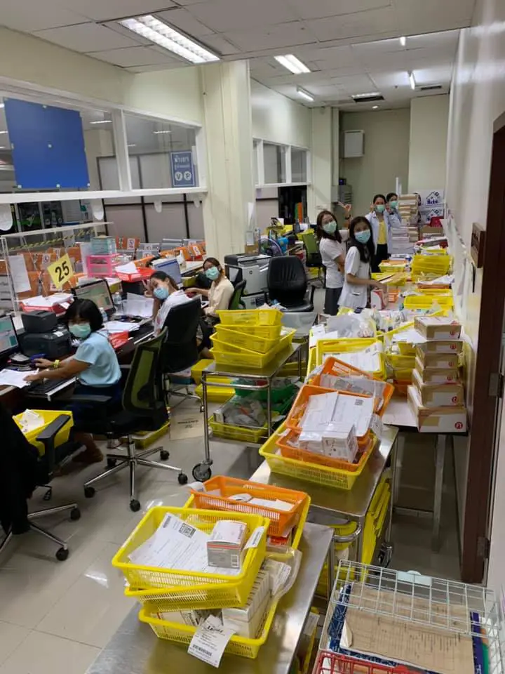 เภสัชกร เร่งจัดยาส่งให้ผู้ป่วยทางไปรษณีย์ หลังเจอโควิดไม่สามารถมา รพ.ได้