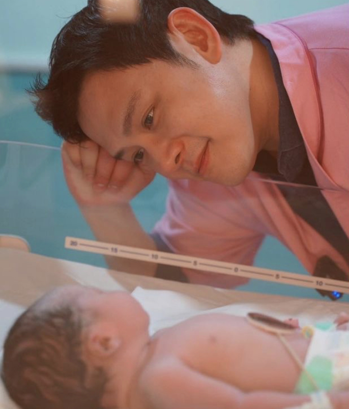 ฟลุค เกริกพล โอบอุ้มลูกสาว น้องนาตาชา ไว้ในอ้อมกอด เปรียบเป็นรักแรกพบของพ่อ