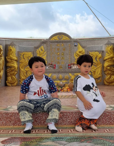 น็อต วิศรุต พา ชมพู่ อารยา และลูกแฝด น้องสายฟ้า-น้องพายุ ไปไหว้บรรพบุรุษ ฮวงซุ้ยยิ่งใหญ่สมกับเป็นตระกูลหมื่นล้าน