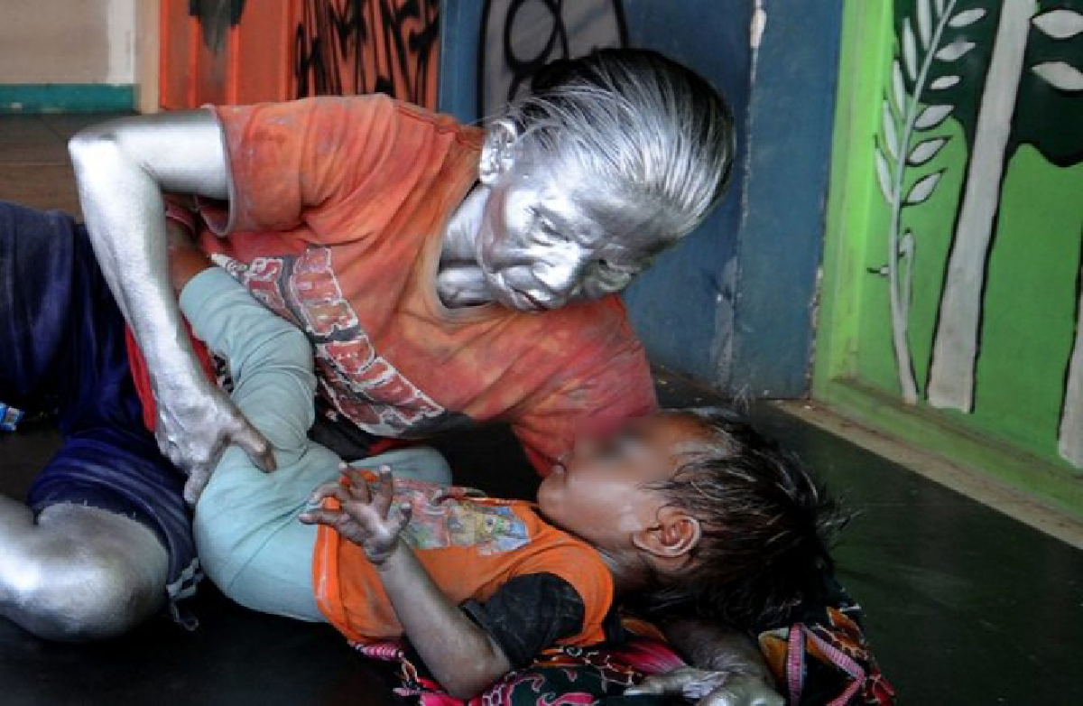 คุณยายอินโดฯสู้ชีวิต ยอมใช้สีกระป๋องพ่นร่าง แปลงกายเป็นรูปปั้นสีเงิน