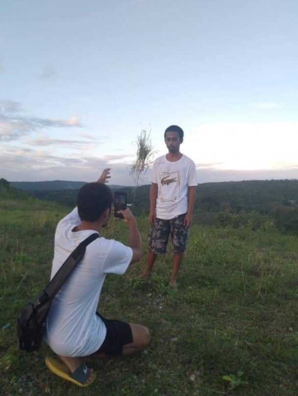 หนุ่มโพสต์ท่าหล่อ ให้เพื่อนถ่ายรูปให้ คิดว่ารูปที่ออกมา ต้องดูดีแน่ๆ