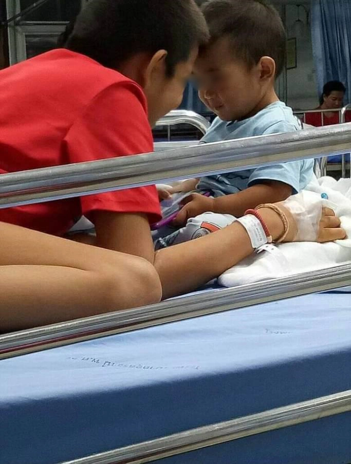 สาวซึ้งในจิต เห็นสองพี่น้องนั่งให้กำลังใจกันบนเตียงคนไข้ แม้กำพร้าพ่อแม่แต่ไม่รู้สึกขาด