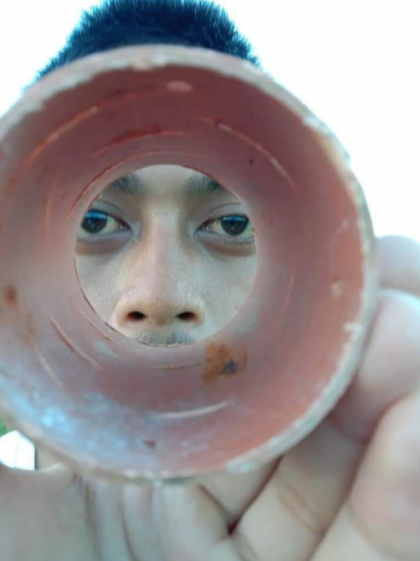 หนุ่มโพสต์ท่าหล่อ ให้เพื่อนถ่ายรูปให้ คิดว่ารูปที่ออกมา ต้องดูดีแน่ๆ