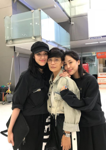 เปิ้ล หัทยา เปลี่ยนลุคมาเป็นสาวแซบในชุดเกาะอกสีแดง พร้อมอวดรอยสักบริเวณต้นคอ