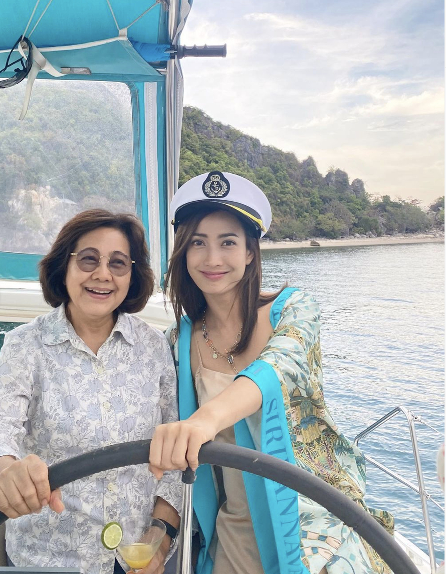 แต้ว ณฐพร ทำหน้าที่ลูกที่ดี พาคุณแม่ไปเที่ยวทะเล พร้อมฝากรอยยิ้มส่งถึงคนบนฟ้า