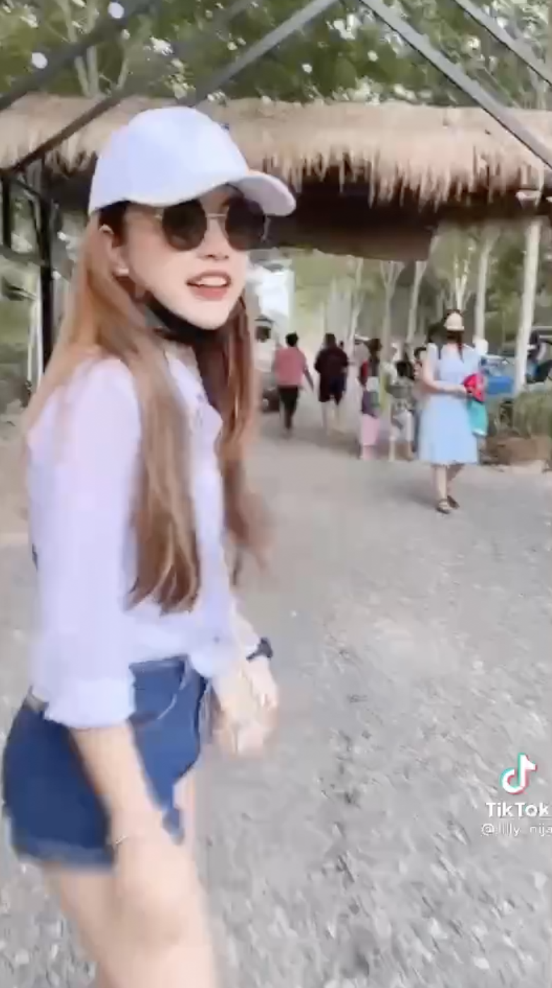 ลิลลี่ แอบถ่ายชีนหวานพี่สาว เจนนี่ตำรวจหนุ่มหล่อ ยืนมองตาลูบหัว