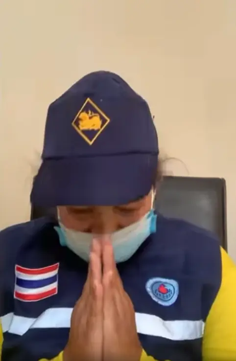 ผู้ใหญ่บ้าน พาลูกชายไปส่งโรงพักหลังได้รับแจ้งไม่สวมแมสก์ ขณะขายของ