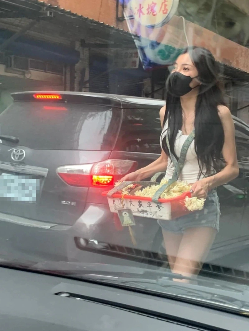 เปิดภาพ สาวขายพวงมาลัย สี่แยกไฟแดงในไต้หวัน สวยทะลุแมสก์ มองกันเป็นตาเดียว