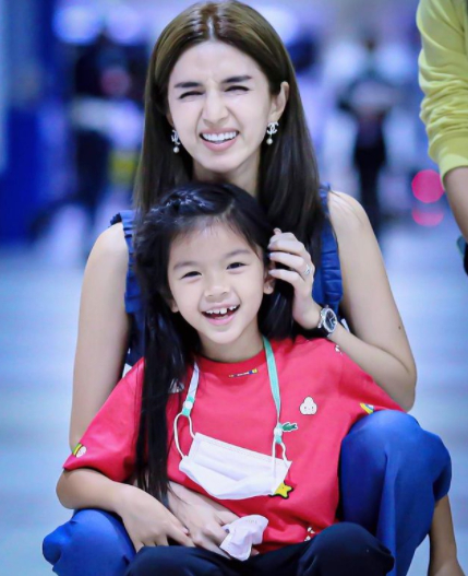โบว์ แวนด้า อวดความสวยของลูกสาว น้องมะลิ ยิ่งโตก็สวย หน้าตาดีได้พ่อแม่มาเต็มๆ