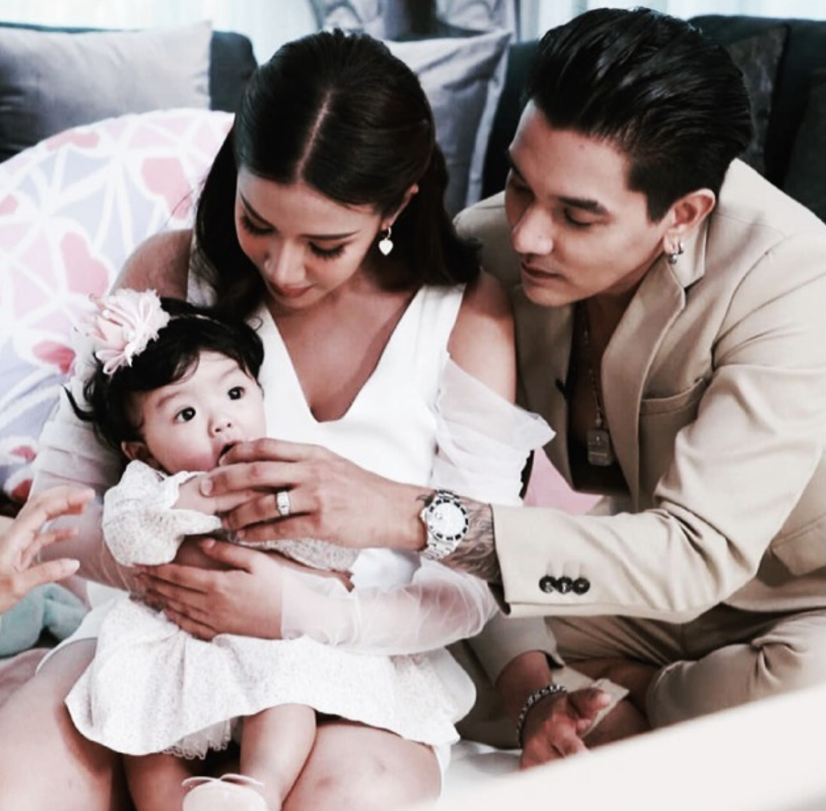 ใบเตย-ดีเจแมน พาลูกสาว น้องเวทมนต์ ไปกราบขอพร คุณปู่-คุณย่า ในวันสงกรานต์