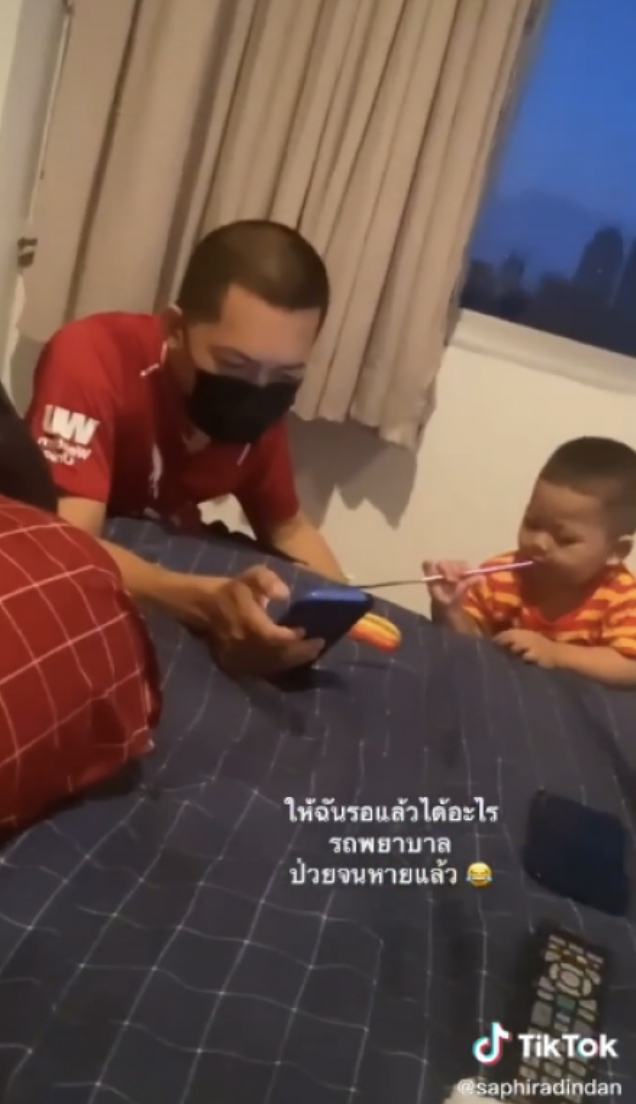 บีบหัวใจ พ่อแม่ติดโควิด จำใจต้องดูแลลูก ที่ไม่ได้ติดเชื้อ เพราะเตียงเต็ม