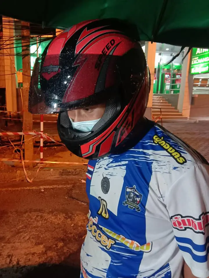 นับถือน้ำใจ หนุ่มเก็บทองได้ 4 เส้น  ออกตามหาเจ้าของจนเจอ ส่งคืนให้ถึงมือ