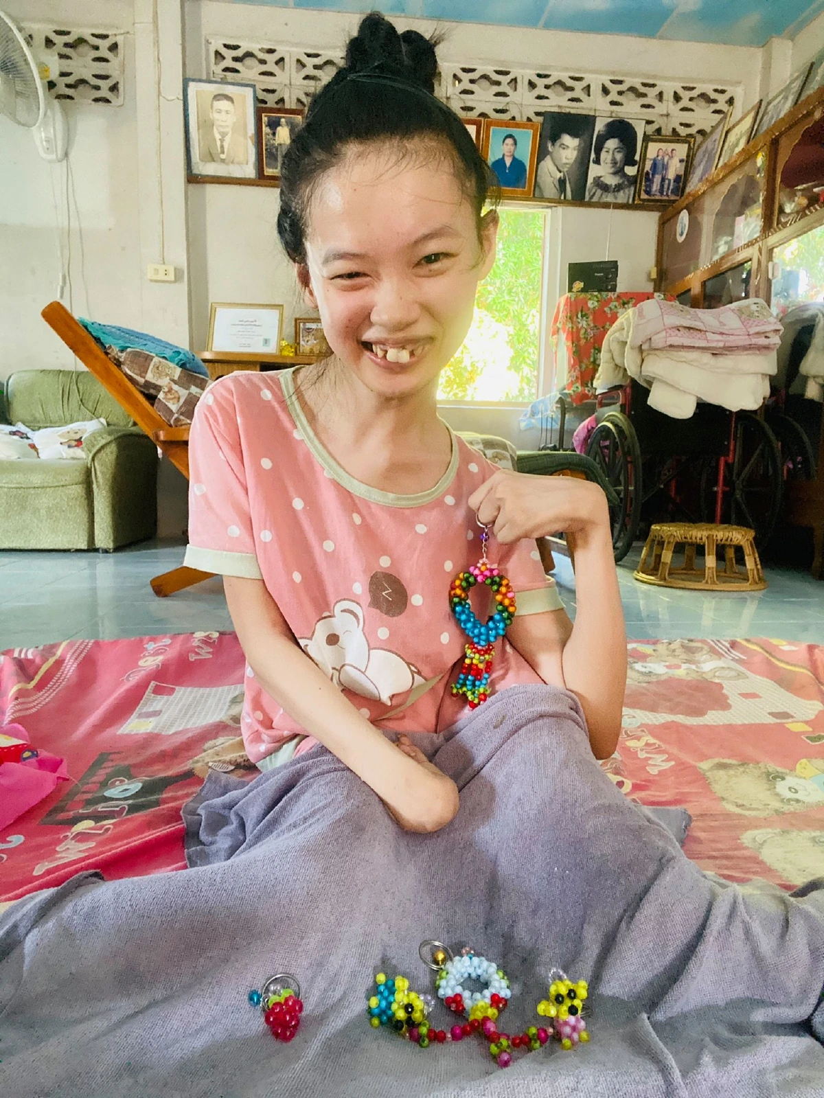 สาวพิการสู้ชีวิต ร้อยลูกปัดเป็นพวงมาลัยเลี้ยงชีพ วอนผู้ใจดีช่วยอุดหนุน