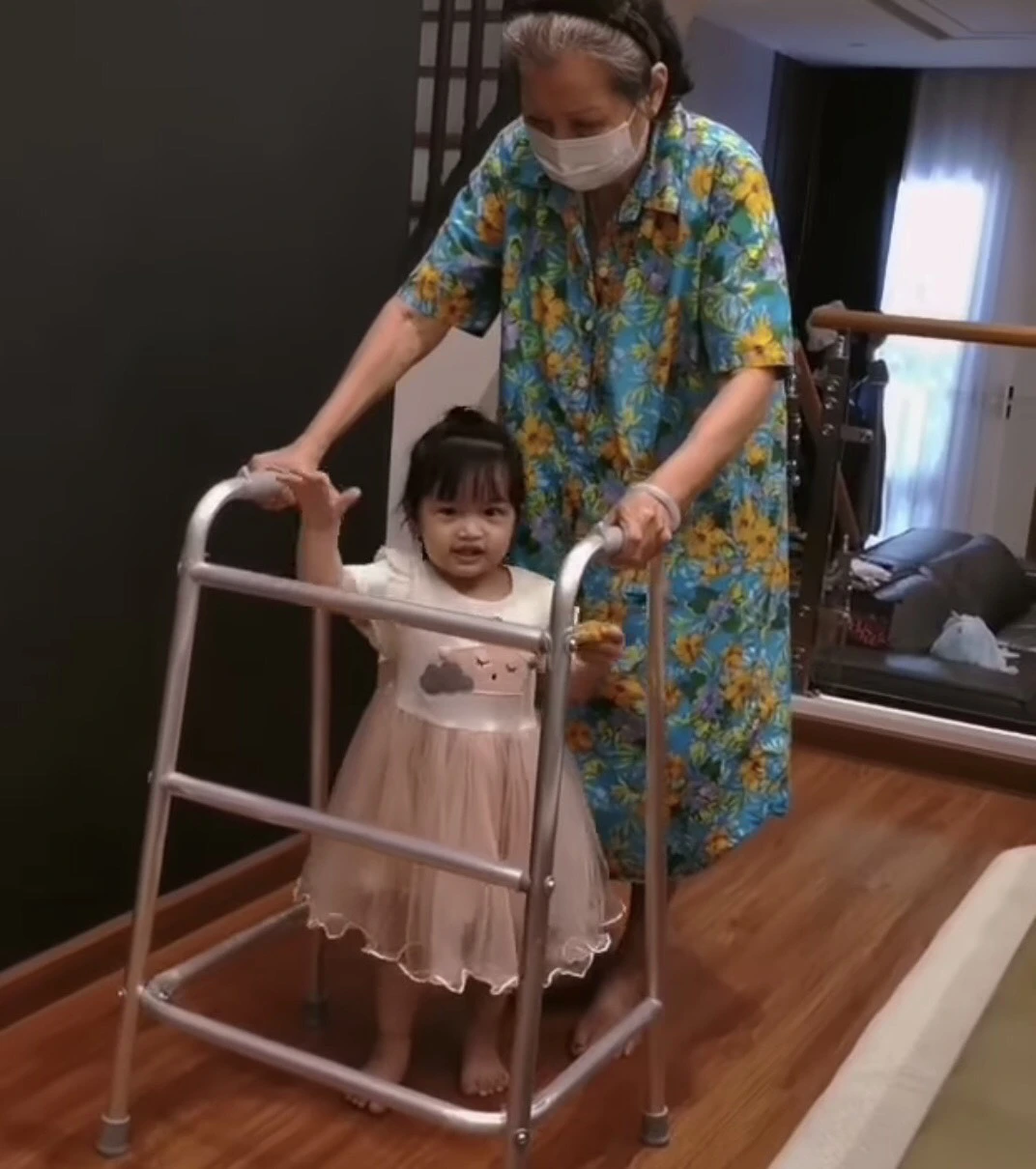 หนุ่ม ศรรามเผยคลิป น้องวีจิ ชวนคุณย่าเดินออกกำลังกาย สุดน่ารัก
