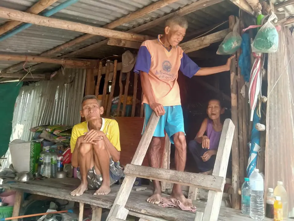 สองพี่น้องพิการทางสมอง สู้เพื่อแม่ เดินทาง 30 กิโล เข็นรถเก็บขยะ