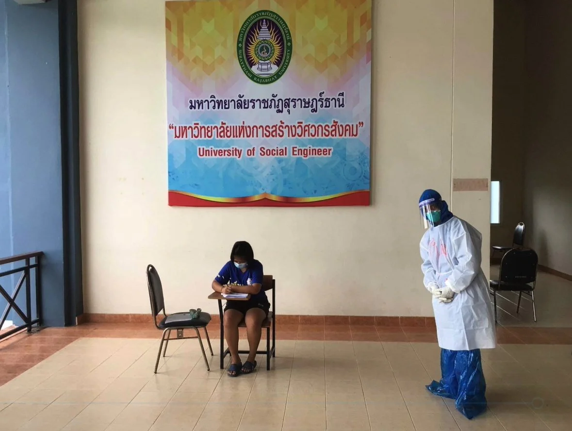 นักเรียน ป.6 ติดโควิด เจ้าหน้าที่ต้องมาช่วยคุมสอบที่ รพ.สนาม