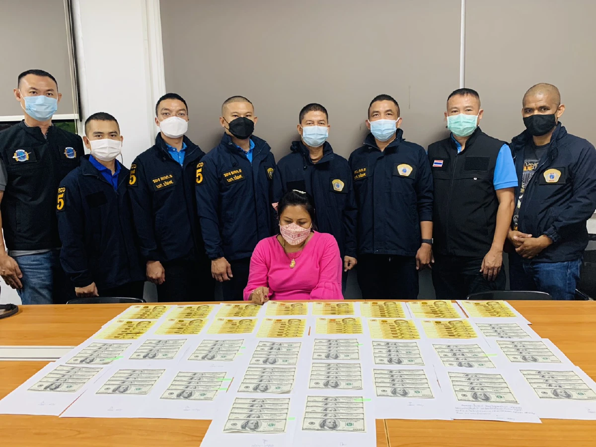 สาวใหญ่โดนรวบ หิ้วดอลลาร์ปลอมปึกใหญ่กว่า17ล้าน เตรียมแลกร้านรับแลกเงิน