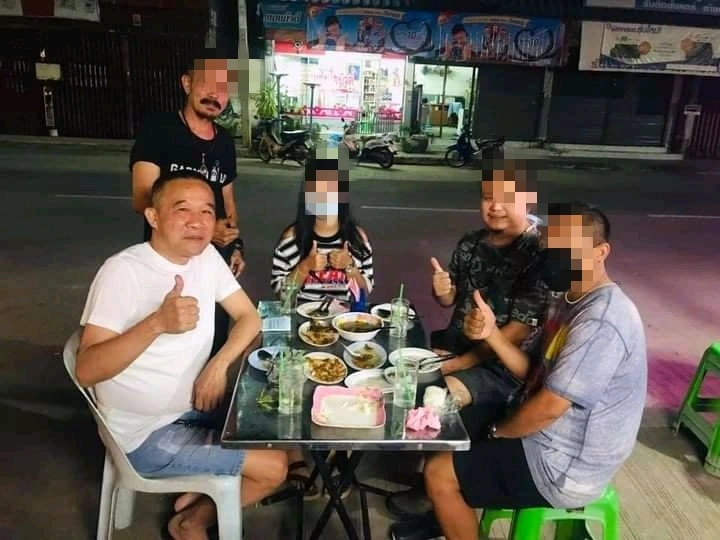 สะพัด ผู้ว่าฯเพชรบูรณ์ นั่งรวมกลุ่ม กินข้าวร้านอาหารกับเพื่อน ไม่สวมแมสก์